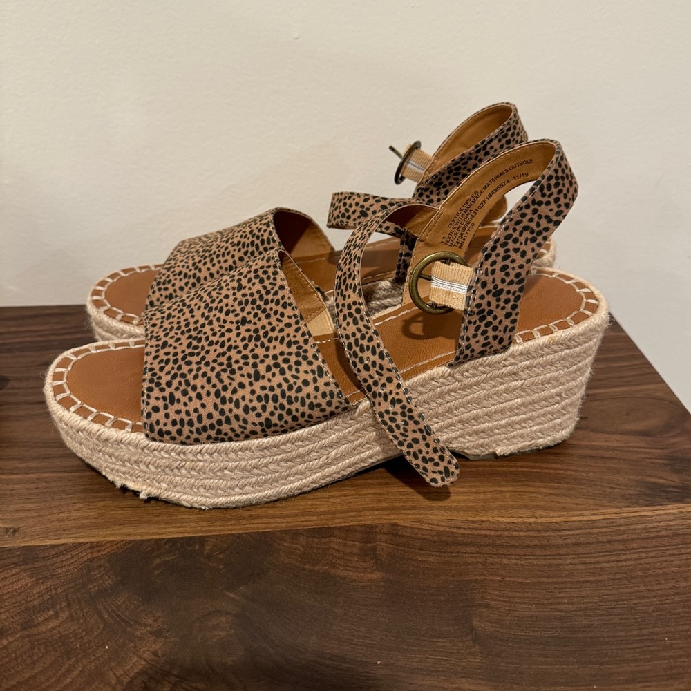 Universal Thread Sandals - image 1